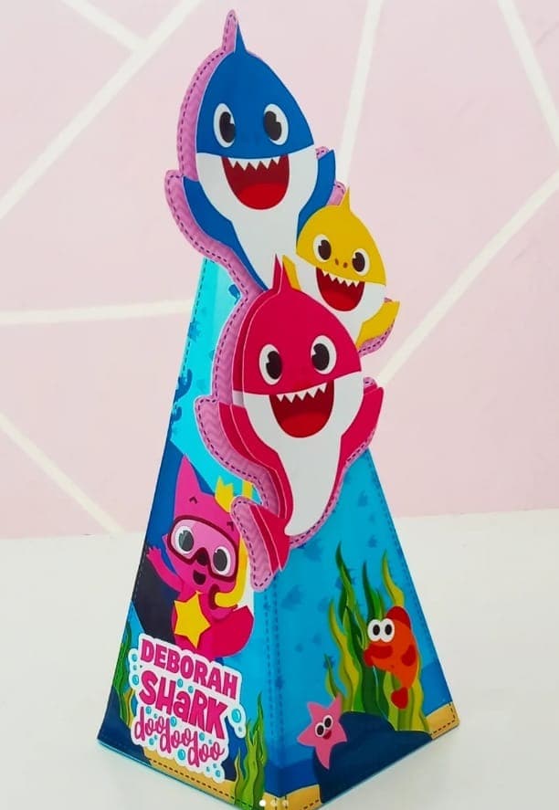 Caixa pirâmide tema Baby Shark, feita pela Dream Craft